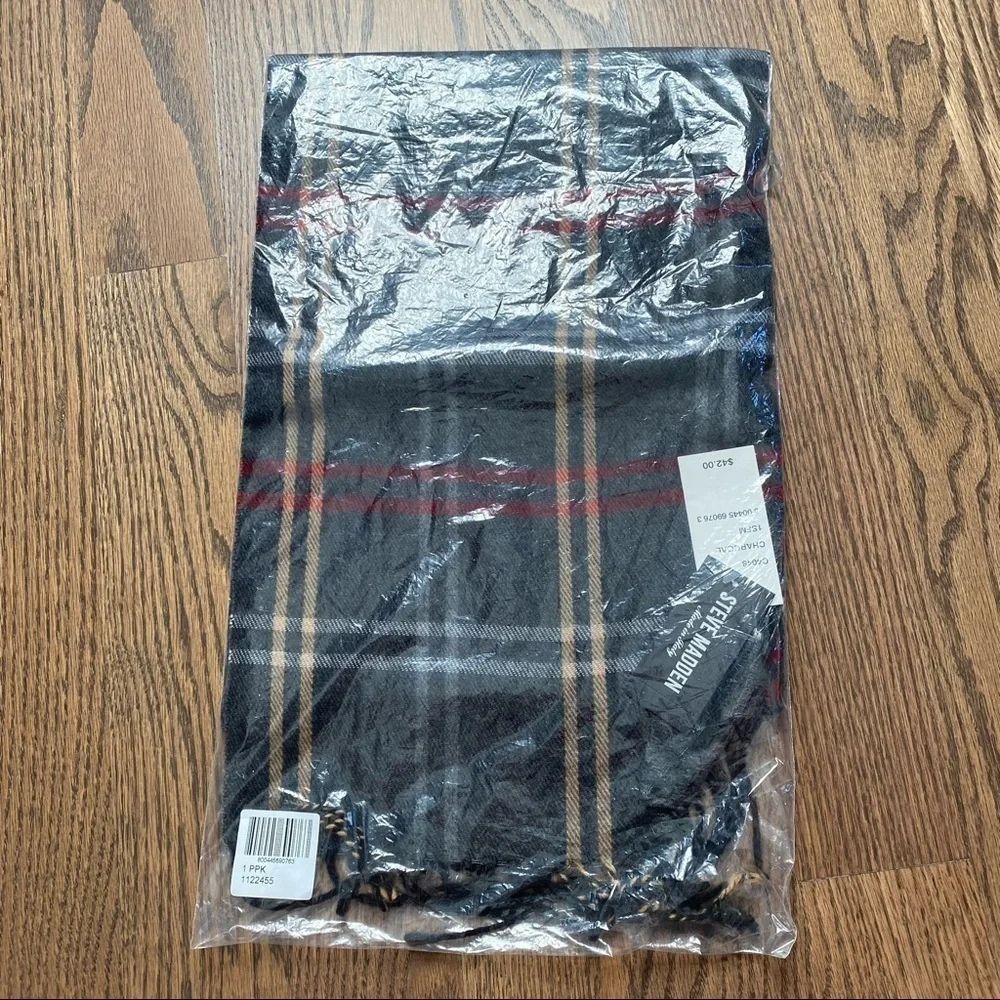 NWT Mens Steve Madden Charcoal made in Italy soft thinner, but warm scarf.